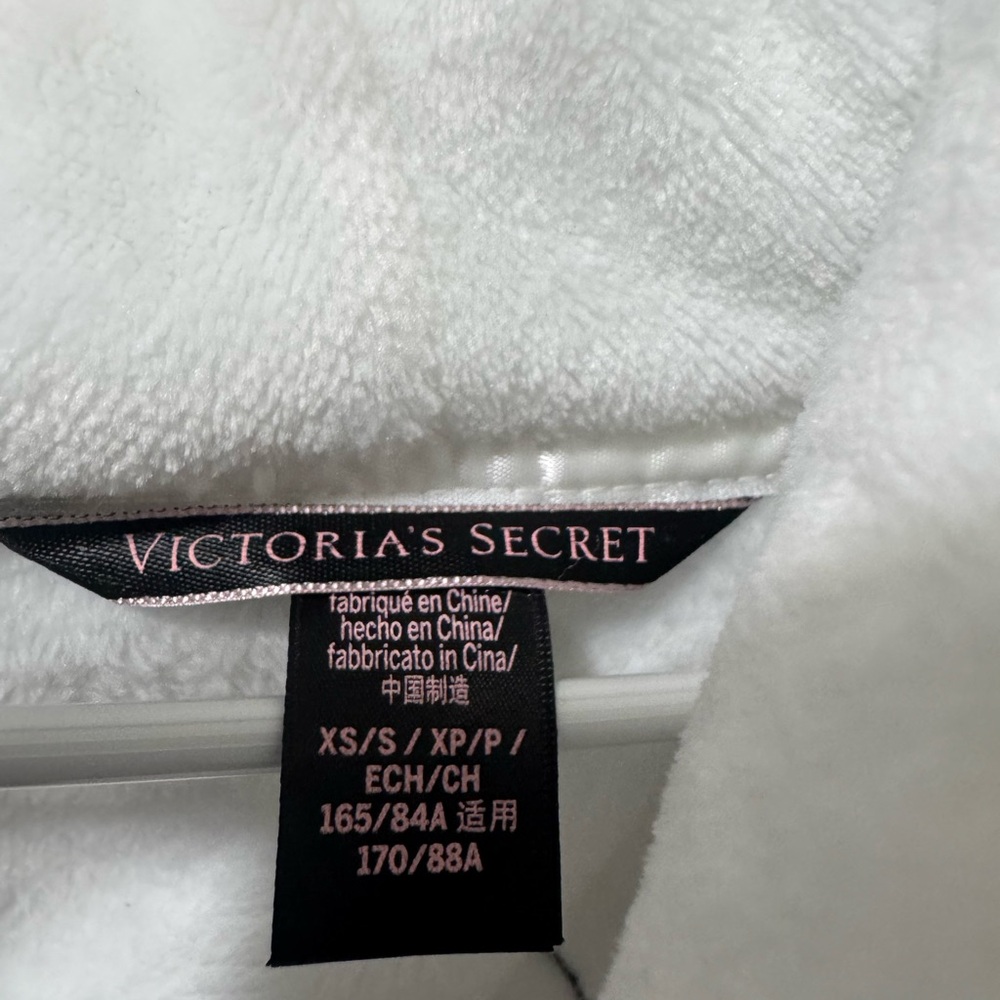 Victoria's Secret White Plush Hooded Robe - Picture 4 of 4